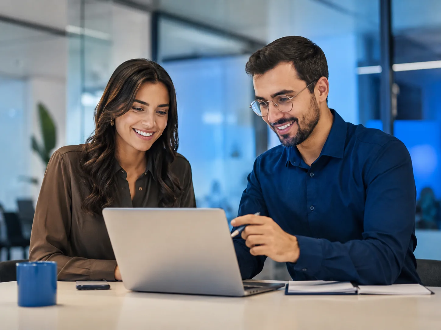 Profissionais analisando informações em um notebook